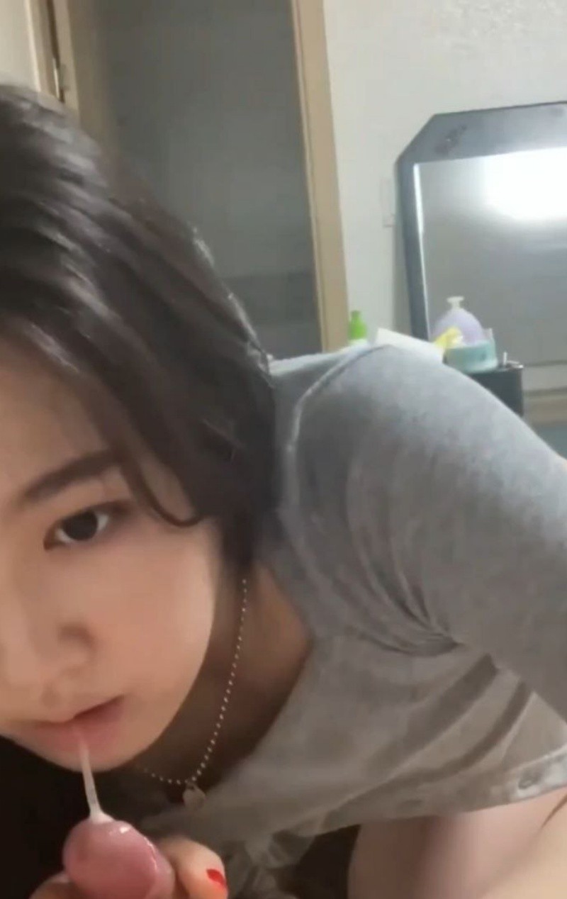 南京大学清纯学生妹 廖芯琳 床上深喉口交吃鸡巴 浪荡着上位骑乘上鸡巴前后扭动美臀 惨遭男友泄密性爱视频 - 18AV